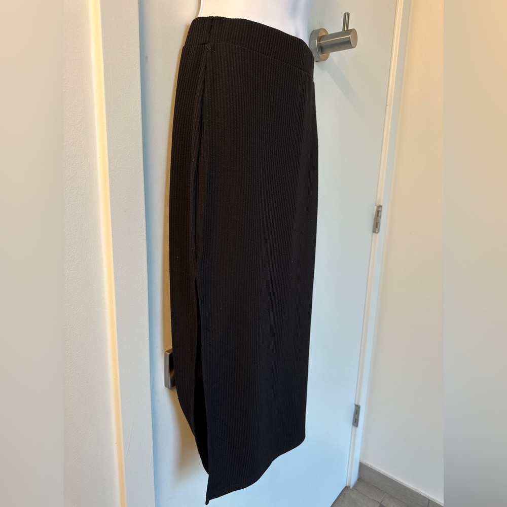 Elegant Black Pencil Skirt - Picture 2 of 6